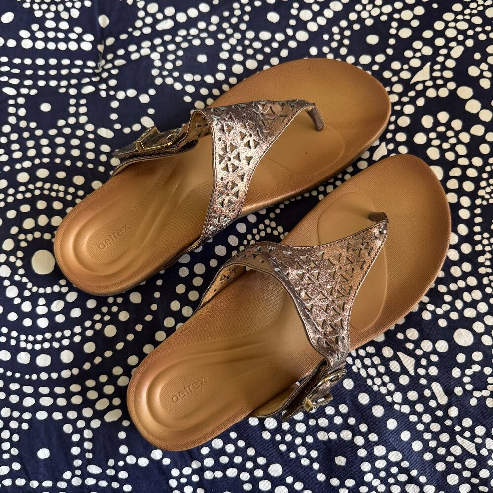 Aetrex - flip flops - bronze top - women's 40 (9-9.5)
